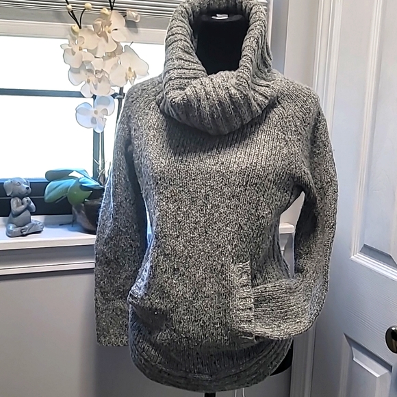 Cynthia Rowley Sweaters - 🍁HAPPY FALL🍁BEAUTIFUL CYNTHIA ROWLEY SPORTY GRAY SWEATER!